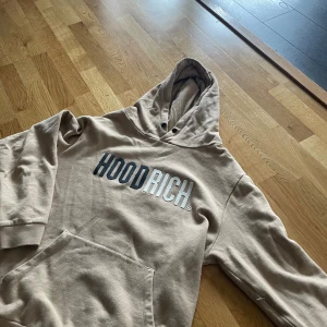 Hoodrich set  - Hej nu säljer jag detta Hoodrich set som är i väldigt bra skick. (Setet är i storlek Large) Är öppen för prisförslag så var inte rädda att lägga bud!