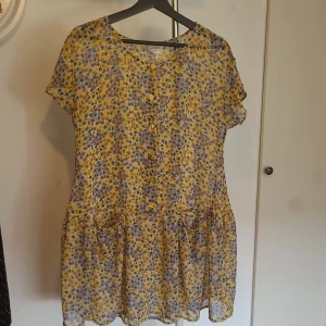 sommarklänning  - supersöt blommig klänning med fickor i väldigt tunt material. färgen syns bäst på andra bilden