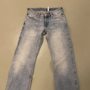 Jeans - Arrow jeans från weekday. Har använts, är lite för små nu för mig. Jätte snygga, lågmidjade jeans!