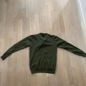 Merinoull tröja - En fin merinoullströja från matinique  Storlek S men sitter som XS Fint skick förutom små hål som finns o båda armhålor,   Pris kan diskuteras vid snabb affär! 