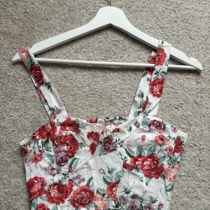 Blommigt linne - Supergulligt linne med blommor på.  Använd typ 2 ggr  Matchande kjol säljer jag också🥰  Båda kostar sammanlagt 140kr men jag kan sälja för 100kr om man köper både kjolen och toppen💕