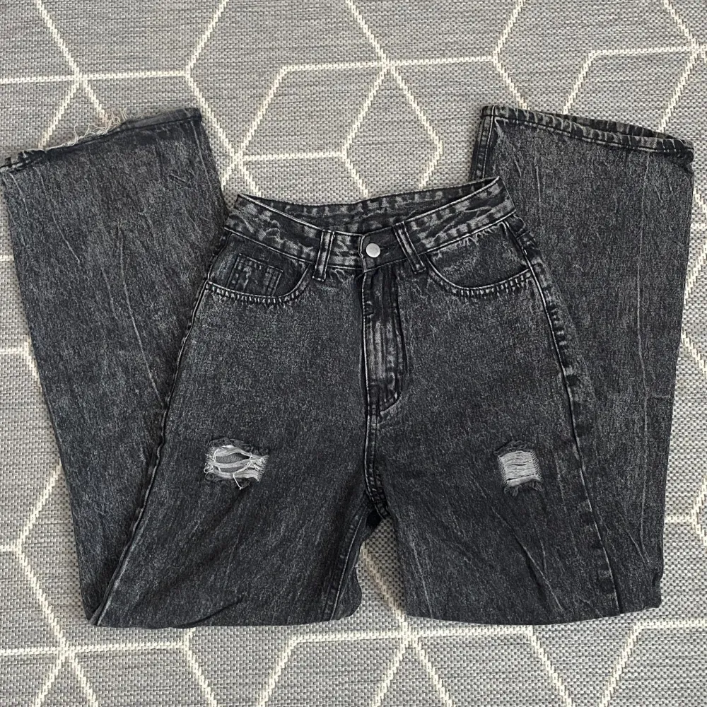 Gråa jeans high waist jeans💕inga defekter förutom att dem är lite nertrampade på höger sida💕kom privat för mer information!. Jeans & Byxor.