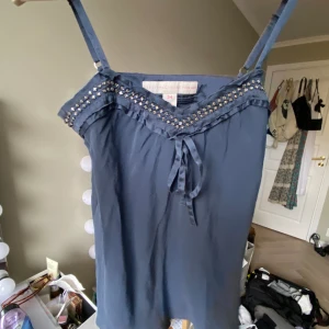 Stella McCartney linne - Säljer mitt så söta linne från Stella McCartney, jättefint t fest🙌🏿❤️