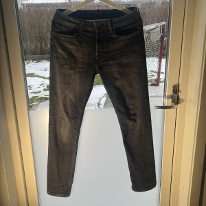 Jack&jones jeans mike/tapered - Tja! Säljer dessa jack and jones jeans som är i nyskick, finns kvitto. Inköpta för 900kr. Hör av er vid minsta lilla fråga