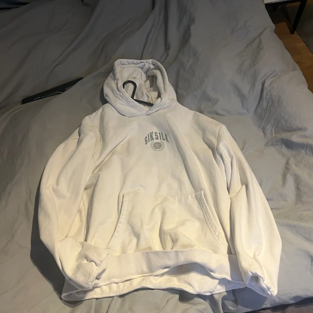 Använd SikSilk Hoodie storlek M. Färg  vit. Finns byxor till så skriv kan man lösa en deal för båda. Mvh.. Hoodies.