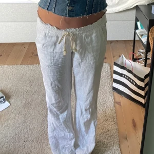 Roxy linnebyxor - Säljer mina linnebyxor från Roxy. Knappt använda och har inga defekter, pris går att diskuteras!!💗💗