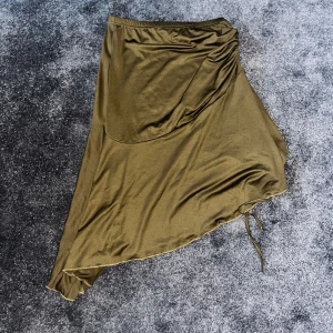 Asymmetrisk kjol - Justerbar längd. Aldrig använd. Unik och har ett fint fall.