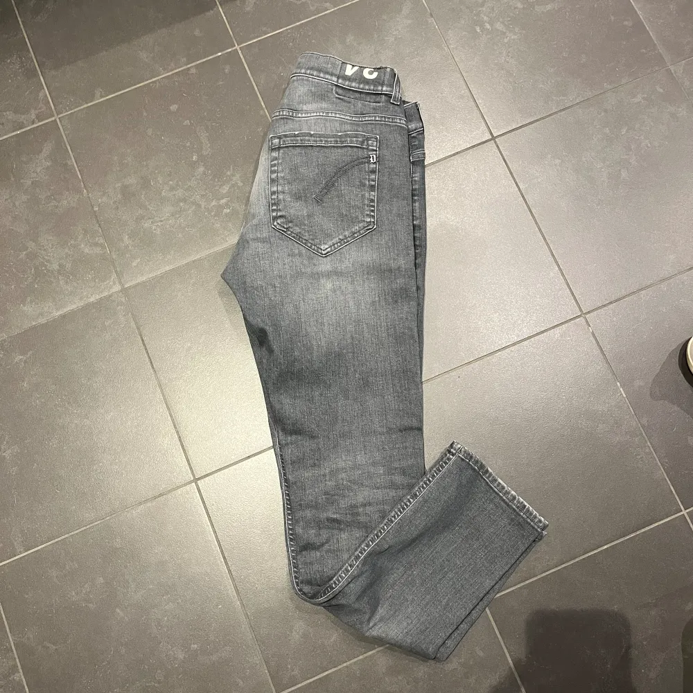 Dondup jeans i storlek 34. Inga defekter. Cond 9/10. Pris 999kr. Jeans & Byxor.