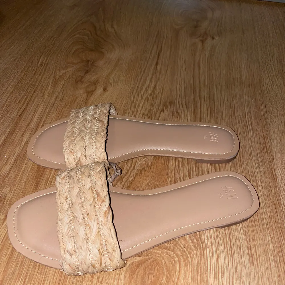 Fina sandaler till sommaren, de har knappast använts. De är normala i storlek!. Skor.