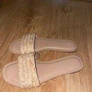 Fina sandaler till sommaren, de har knappast använts. De är normala i storlek!