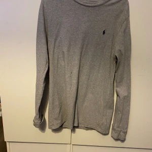 Ralph lauren sweatshirt  - Köptes från kidsbrandstore och är knappt använd så den är som nyskick. Storlek 170 och den är ganska tunn.