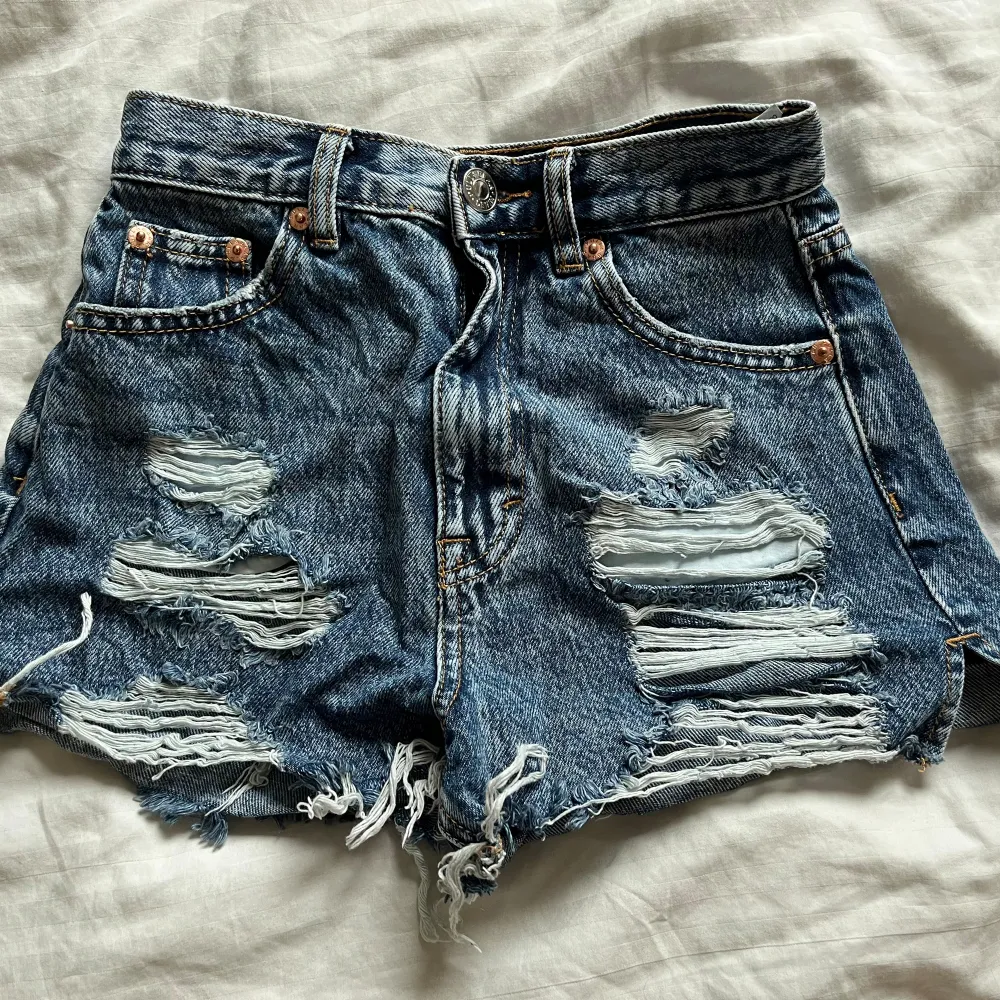 Blåa jeansshorts från Pull&Bear men snygga detaljer. Strolek xxs🫶🏽anvöbda fåtal gånger . Shorts.