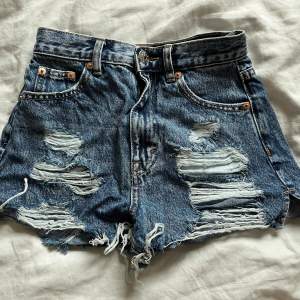 Blåa jeansshorts från Pull&Bear men snygga detaljer. Strolek xxs🫶🏽anvöbda fåtal gånger 