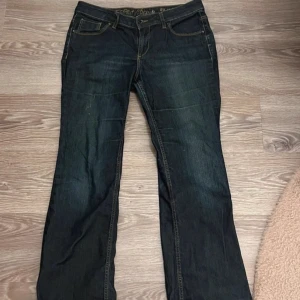 Jätte fina esprit jeans - De är i bra skick, inga fläckar eller hål.💞Säljer dem då de var för stora för mig. Midjemått rakt över: ca 42 cm💘 De är uppsydda där nere som är gjort av tidigare ägare💘 skriv om ni har fler frågor❤️