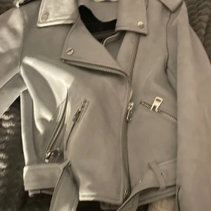 Zara basic jacka - Jätte fin jacka knappt använd hur snygg som helst men har tyvärr nästan aldrig använt.