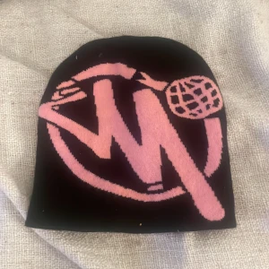 Minus two mössa - Fake minus two mössa använts en gång. Jätte fin och är i onesize