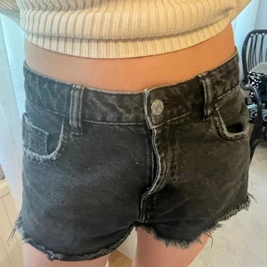 Jeans shorts - Lågmidjade jeans shorts i mörk färg. Så fina ❤️❤️