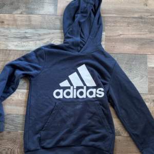 Säljer en tunn hoodie från addidas i stolek 152 tror ja (se  bilden me storlekarna) inte mycket använd 200kr