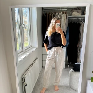 Beige linnebyxor H&M Linenblend - Linnebyxor från H&M linenblend Storlek S passar även XS