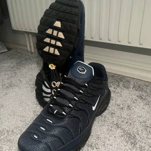 Nike Air Max Plus  - Oanvända ”Midnight Navy” Storlek 45   Ordinarie pris 4200kr om jag minns rätt   Speciell edition därför de är dyrare än vanliga Tn