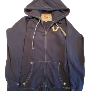 true religion zip - väldigt snygg står xl på taggen men skulle säga att den passar som L ett litet hål på ryggen men inte riktigt något som märks av