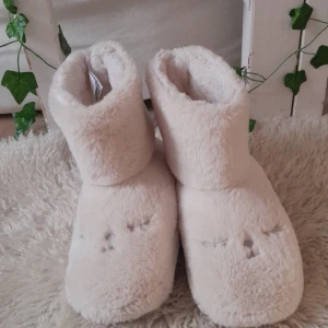 Vita fluff tofflor - Jättefina och sköna tofflor med fluff i, är väl använda men har tyvärr blivit för små för mig.💗