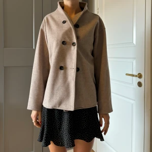 Jacka  - Jag säljer min beiga jacka från commense i storlek M. Den är i nyskick och jag säljer den för 300 kr. Ordinarieplats är 540kr. 