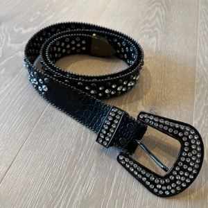 Svart Rhinestone Belt - Svart Rhinstone bälte. Ca 105cm. Aldrig använt.