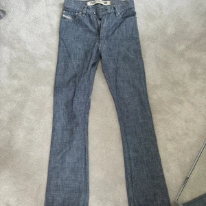 Diesel jeans - Så coola och unika jeans från diesel. De är straight i modellen och tvätten är väldigt snygg och unik. Väldigt bra skick, knappt använda 