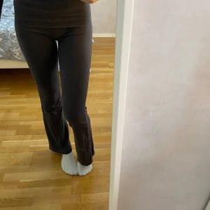 Gråa byxor från Gina  - Säljer dessa byxor då dom börjat bli lite korta för mig( 169 lång) inga fläckar eller annat på dom💗pris går att diskutera