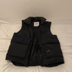 Zara väst  - En väst som knappt kommit till nytta, använd fåtal gånger. Passar bra nu till våren. Storlek S men funkar för folk som har M.