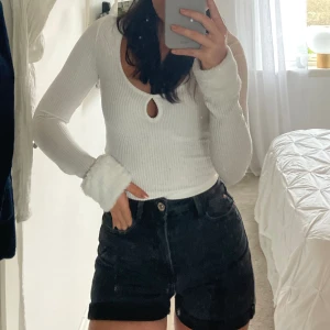 Jeansshorts - Svarta jeansshorts från Stradivarius i storlek 32, använda en gång. Skriv för fler bilder :)