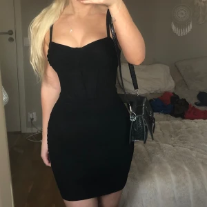 Korsettklänning - Jättesnygg klänning med inbyggt korsett vilket gör att kroppen ser jättefin ut. Den har även scrunch vid rumpan. Storlek xs och endast använd 2-3 gånger så i superfint skick.