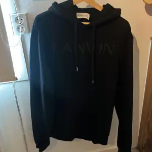 Hej säljer denna lanvin hoodie i storlek m men passar L. Den är i jätte bra skick bara använd några få gånger.  Kom gärna med frågor och fundeingar 😊👍