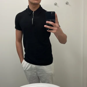 Polo tröja med dragkedja - Svart polo tröja med en dragkedja, från h&m använd 7 gånger.