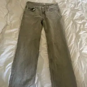 Nästan nyinköpta jeans från Gina i storlek 40/M, har några slitningar men inget märkvärdigt💗