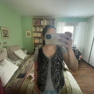 Leopard väst - Säljer denna fina väst som aldrig har kommit till användning så jättefint skick❤️Är egentligen en jacka, men resten är borta