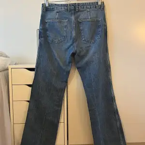 Så snygga jeans från zara. Innerbensöm - 80 cm, rakt över midjan - 38 cm💗💗