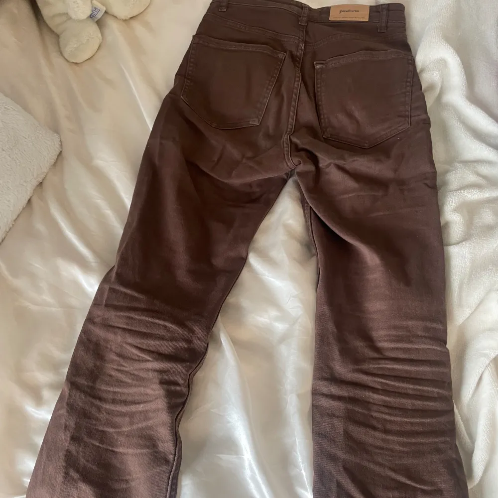 Säljer dessa bruna bootcut jeans då dom inte används särskilt mycket. Passar mig bra som är 166. Köparen står för frakten . Jeans & Byxor.