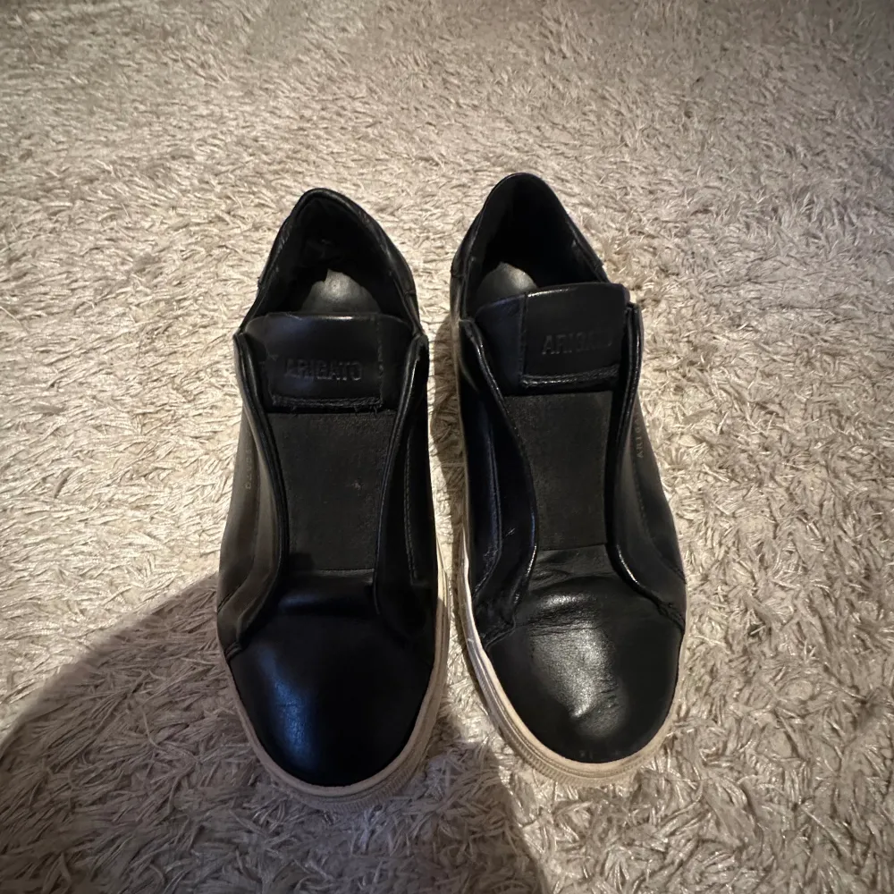 Säljer dessa skit balla Axel Arigato skor i läder då de inte kommer till så mycket användning längre  💗💗 Köpta för 2200kr för ca 2 år sen  (pris kan diskuteras såklart!). Skor.