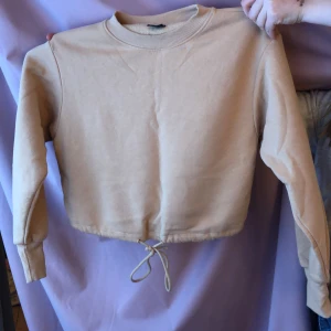 Tjocktröja - Jätte bra fin tröja jätte bra skick och allt inga fläckar eller någonting annat den har snören längst ner också, hör av er vid frågor elelr liknade💗