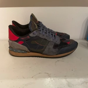 Valentino rockrunners  - Säljer mina valentino skor i en riktigt fet färg! Original kvitto finns! Hör av er vid eventuella frågor! 