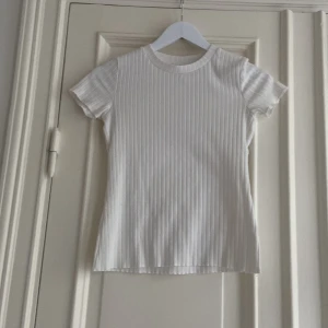 Vit ribbad tröja ifrån Lindex i storlek 146/152💘 - Storlek 146/152, gjord i Bangladesh 💘Passar mig som har storlek XS och 158/164