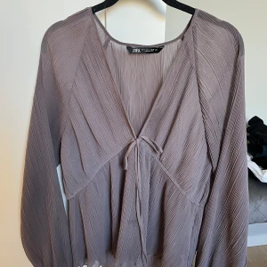 Blus  - V-ringad lila blus från zara. Den är använd 3 gånger och är i storlek L men sitter som en M