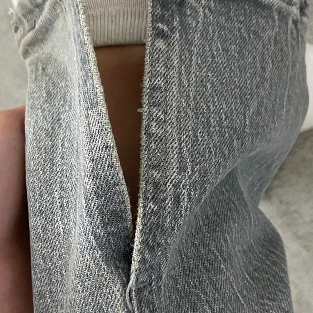 Säljer ett par gråa midwaist jeans ifrån zara i bra skick. 🩷 jeansen är i storlek 34 och går ut i slutet av skon. Är 158 som referens🩵. Jeans & Byxor.