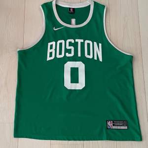 Basketlinne/Jersey.  NBA-laget Boston Celtics med Jayson Taytum #0 på ryggen. I gott skick men dessvärre inte äkta, därav det låga priset. Angiven storlek är XXL men sitter som L/XL. 