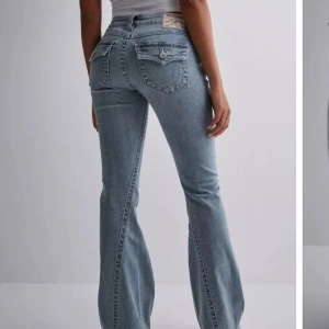 True religion jeans low Waist bootcut  - Säljer dessa fina low waist byxor köpta från Nelly. Har aldrig kommit till användning då de har blivit för små på mig efter tvätten. Nypriset är 1199 kr. Kontakta för fler bilder💕