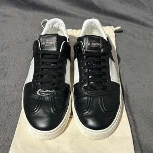 Valentino flycrew  - Säljer ett par sjukt feta valentino flycrew i riktigt bra skick! Storlek 40 men passar  större (41,5), 2 dustbags hänger med, alla nitar kvar!!Sjukt fint skick, Tveka inte att höra av dig🙏