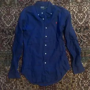 Linneskjorta av märket Ralph Lauren i väldigt bra skick, 9/10. Nypris ca 1400kr. Kan gå ner i pris vid smidig affär!🙌🏽🙌🏽