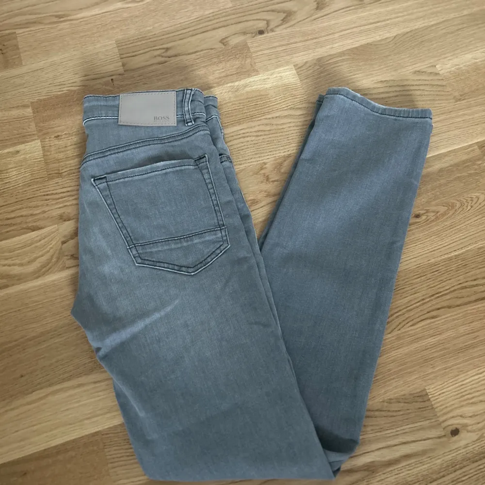 Säljer dessa snygga jeans från Hugo Boss. Modell på jeansen är Regular fit och är i storleken 30/32. Väldigt bra skick och säljs för 499kr. Passar väldigt bra i längden för någon som är cirka 180cm. . Jeans & Byxor.